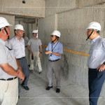 由新業(yè)建設(shè)創(chuàng)辦人 穆椿松先生(右一)與新業(yè)建設(shè) 卓勝隆董事長(右二)偕同建築師與工程師，樓層的巡視與檢討，時刻以住宅為念。