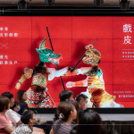 影窗中，戲偶躍然而上，跟著＃傳承百年 工藝師傅，看皮影聽故事，藉燈取影，述說代代相傳故事。