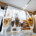 閉上眼，深呼吸，各類藥材氣味交織，彷彿置身大自然中，細(xì)細(xì)品味，讓身心喘口氣。