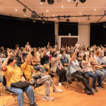 修復(fù)過程中需要維持單一動(dòng)作數(shù)個(gè)小時(shí)，講師邀請(qǐng)來賓舉著手模擬廟宇修復(fù)的其中一個(gè)環(huán)節(jié)，實(shí)際感受到修復(fù)工作的不易之處。