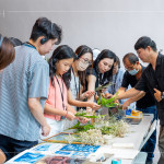 講師準(zhǔn)備各式植物與花卉供住戶挑選，透過層層擺放與細(xì)膩堆疊，創(chuàng)作出專屬的藍(lán)曬構(gòu)圖。