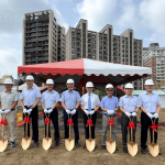 新業(yè)建設(shè)-名譽(yù)董事長 穆椿松(左四)、董事長 卓勝隆(右三) 偕同土地銀行-經(jīng)理 黃哲雄(右四)，與新業(yè)職人團(tuán)隊(duì)，一同為【大塊藏硯】揭開序幕。