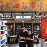 手拿自製綿密狀元糕，在第四市場的歷史招牌下，一起紀錄這場難忘的品味時光。