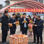 建築職人團(tuán)隊(duì)齊聚，心中滿懷期盼與感恩，將此份心意挾帶著一疊疊金紙，將此願(yuàn)直達(dá)天聽。