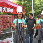 驚人的香腸瀑布，是否也頗有幾分裝置藝術(shù)的氣勢？在戴上獎牌之前，不妨從工作人員手中接過香腸串，擺個Pose留念吧！