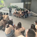 學(xué)員們圍坐於【新業(yè)宜家】庭院及石砌溜滑梯旁，聽建築師分享著種種規(guī)劃背後的考量，以建築而言，貼心的小細(xì)節(jié)將是引人注目的勝出關(guān)鍵。