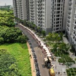 為了給新業(yè)家族與朋友一個難忘的夏日回憶，新業(yè)與【小蝸牛市集】合作，沿著保安十街人行道，將近60個攤位與餐車劃出一道彩虹般的微笑弧形。