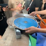 貌似黑膠唱片的「磨切片」，也是師傅做工時(shí)的好幫手！