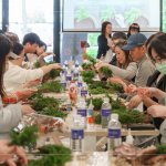 聖誕前夕，與新業(yè)家人午後相遇，綠意的松枝，素雅的乾燥花材，歡笑聲與聖誕歌聲交織，提前感受溫馨節(jié)日。