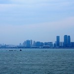 金門有許多小島，往來(lái)需乘船，儼然是一座海都。至金城鎮(zhèn)「水頭碼頭」搭船後，熟悉地理的夥伴遙指遠(yuǎn)方，大夥兒才發(fā)現(xiàn)原來(lái)廈門離我們?nèi)绱讼嘟?>
										<div   id=