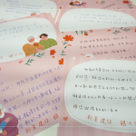 新業(yè)夥伴手寫溫暖祝?？?，希望長(zhǎng)輩們?cè)谀旯?jié)期間，也能讀到這份手心的溫度。