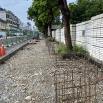 重新整頓的人行道，整平之後，綁上一座座街道家具的骨架，是提供行人可以有多一些歇息的空間。