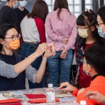 版畫藝術(shù)家細(xì)心的解說各種雕刻刀的使用方法及注意事項，手應(yīng)該擺放的位置，每一步驟都非常講究，完成作品的同時更要注意安全！