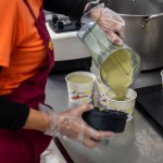 「半流質(zhì)飲食」是對於牙口不好的長者們，志工們需將當(dāng)天的菜餚打成泥，讓長輩
 也能均衡的攝取每日所需的營養(yǎng)。 