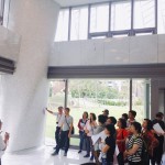 曲柱可說是【觀峰】的生命之樹，高達兩層樓的大柱子，每根柱子的曲線皆不同，也各自由鏡面牆完美貼合，自然而然幾無破綻，每一根柱體、每一面牆，各成一道獨特風景。