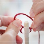 引線、綁結(jié)，將喜氣洋洋的紅線固定在燈籠之上，已完成吊掛的功能。