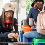 收到上一組的小苗盆後，用雙手微握黑軟盆，輕輕落放在磚塊上，敲5下，讓黑軟盆中的介質(zhì)土壤緊實(shí)。