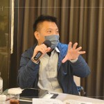 設(shè)計部吳志輝建築師以正反兩面立場，提出解決方案，與講師交流回饋。