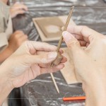 利用銅管將陶風(fēng)鈴物件穿洞，待高溫?zé)u後，使用麻繩將物件串起，串起一串手感陶風(fēng)鈴。