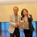 感謝陳慧如老師帶來紮實又豐富的課程內(nèi)容，由新業(yè)建設(shè)卓勝隆董事長致贈伴手禮品。