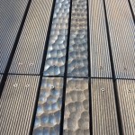 由師傅純手工一敲一鑿打造，特殊紋路的戶外花園區(qū)地板，日光下反射出不同層次的木頭質(zhì)感。