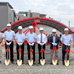 新業(yè)建設(shè) 穆椿松 名譽(yù)董事長(zhǎng)(左四)、卓勝隆 董事長(zhǎng)(右三) 偕同土地銀行經(jīng)理 黃哲雄(右四)，與新業(yè)職人團(tuán)隊(duì)，於5/16吉日一同為【微丘森鄰】揭開序幕。