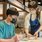 老師細(xì)心解說雕刻刀的使用技巧與注意事項(xiàng)，從握刀的姿勢到雕刻的角度，為光影帶來不同的風(fēng)情與變化。