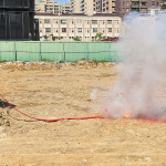 點燃火紅的炮仗，響徹的聲響，繚繞著【新業(yè)V＆A】基地，象徵圓滿吉祥好兆頭。