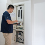 電器開(kāi)關(guān)箱說(shuō)明各室空間與設(shè)備，並提供水電線路配置圖，特別在廚房與客廳設(shè)置「不斷電系統(tǒng)」的紅色插座，即使遇到突發(fā)停電，也能持續(xù)供電。