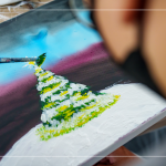 畫筆下恣意揮灑的聖誕樹，翠綠的松葉上佈滿層層的白雪，在夜空的照映下，更顯樹梢上溫暖的希冀。