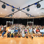 留心日常畫面，以一貫真誠的目光，用攝影作出回應(yīng)。藉由拍照，交換了拍攝者與被攝者之間的互相信任，以及人們回頭凝視土地的視線。