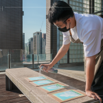 噴上定畫液，定色與保護(hù)，形成一層透明保護(hù)膜，讓畫作保持原有的色彩和質(zhì)感，以防髒污或損壞，亦可延緩色彩褪色且防水。