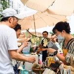 新業(yè)卓勝隆董事長(左一)也偕同妻子前來盛夏市集Fun一下，充滿檸檬餘韻觸動味蕾的風味，是健康又消暑的飲品推薦款！