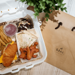 致上T2 Café特製輕食餐盒，可口扎實(shí)的墨式雞肉烤餅及濃厚的巧克力布朗尼，為集中精力的手作活動(dòng)後帶來一份愜意的午茶時(shí)光。 