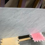 待石材半成品出爐後，更需要經(jīng)過嚴(yán)格的人工檢驗(yàn)，例如磨邊圓弧度及平整光滑度，通過職人的審視才能過關(guān)！