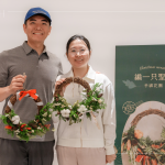 在花草香之間，感受放慢心緒的節(jié)奏，將花圈掛至家中門前，一份門前的問候，為冬日增添另一份美好。