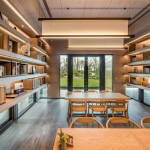 有舒心的中庭森林環(huán)繞，咫尺之間盡享書香與綠意，不僅適合一個人恣意閱讀，圖書室也是鄰里友善話家常的空間。