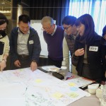 小組互相輪流觀摩討論，意外發(fā)現(xiàn)別組團隊的分析與創(chuàng)意思考，激發(fā)更多可行的解決方案。(圖左三為新業(yè)建設(shè)創(chuàng)辦人-穆椿松 先生)