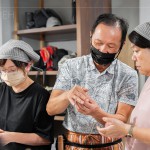 用虎口按壓，精準(zhǔn)的包覆甜蜜麥芽內(nèi)餡，透過執(zhí)行長的細(xì)心教學(xué)，一顆顆手作太陽餅即將熱騰騰出爐囉!