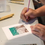 作品下方輕輕落下姓名和日期，為這段夏日的時(shí)光，留下一筆獨(dú)一無二的印記，悄悄收藏一段屬於自己的藝術(shù)時(shí)光。