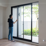 細(xì)心檢查窗戶開(kāi)關(guān)是否順暢，窗框有無(wú)損傷，層層守護(hù)，讓住戶擁有安心舒適的居家生活。