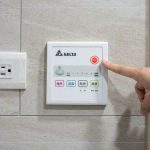 浴室「多功能涼暖風(fēng)機(jī)」，呵護(hù)全家人的需求，冬日保暖不溼冷，夏日降溫不燥熱，維持室內(nèi)的乾燥與空氣清新。 