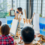 每組老師一步步帶領(lǐng)著家族們，各種畫筆的運(yùn)用技巧，層層塗抹，完成一幅冬日的回憶。