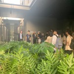 公共設(shè)施的外廊道，有計畫地被綠意填滿，彰顯建築造園的有機(jī)性，以及與自然共存共榮的必要性。有了植栽的陪伴，不僅能自在呼吸，也能在吐納之間品味純?nèi)恢馈?>
										<div   id=