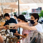 從攤販手中接過最適合午後享用的輕食，攤販同時將心意以雙手一同遞上，彼此的這份互動是盛夏美好的一景。