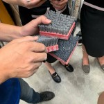 除了大型切磨機(jī)、角磨機(jī)及磨切片，師傅手中的小小鋼刷在磚石上來回「消磨」，也能呈現(xiàn)石材自然風(fēng)化的紋路面，賦予石材一層細(xì)緻的質(zhì)感。