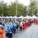 幸運轉(zhuǎn)盤活動吸引大大小小朋友的參加，只要當(dāng)天與新業(yè)立地?zé)釟馇蚝险?，就可以獲得抽獎機會！