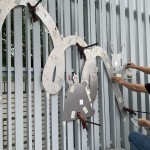 為了確保金屬雷雕擺放的位置，師傅先以模型樣板套量位置，用F型夾固定並標(biāo)記記號(hào)，讓物件位置準(zhǔn)確也相對(duì)穩(wěn)固。