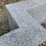 抿石子的溫潤是來自老師傅的巧手及耐心，有了抿石子點(diǎn)綴，給街道家具注入一絲活潑氣質(zhì)。