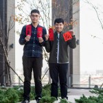 拿著自己印製的春聯(lián)與紅包袋，每位家族們都帶著心滿意足的笑容，春暖花開迎好年。